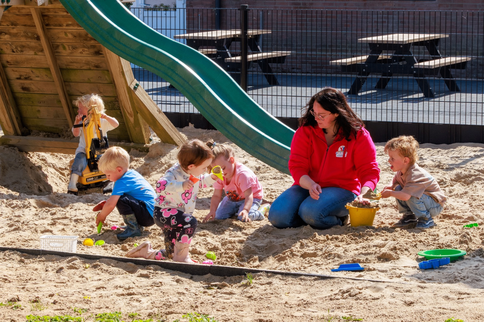 Kinderen spelen in de zandbak