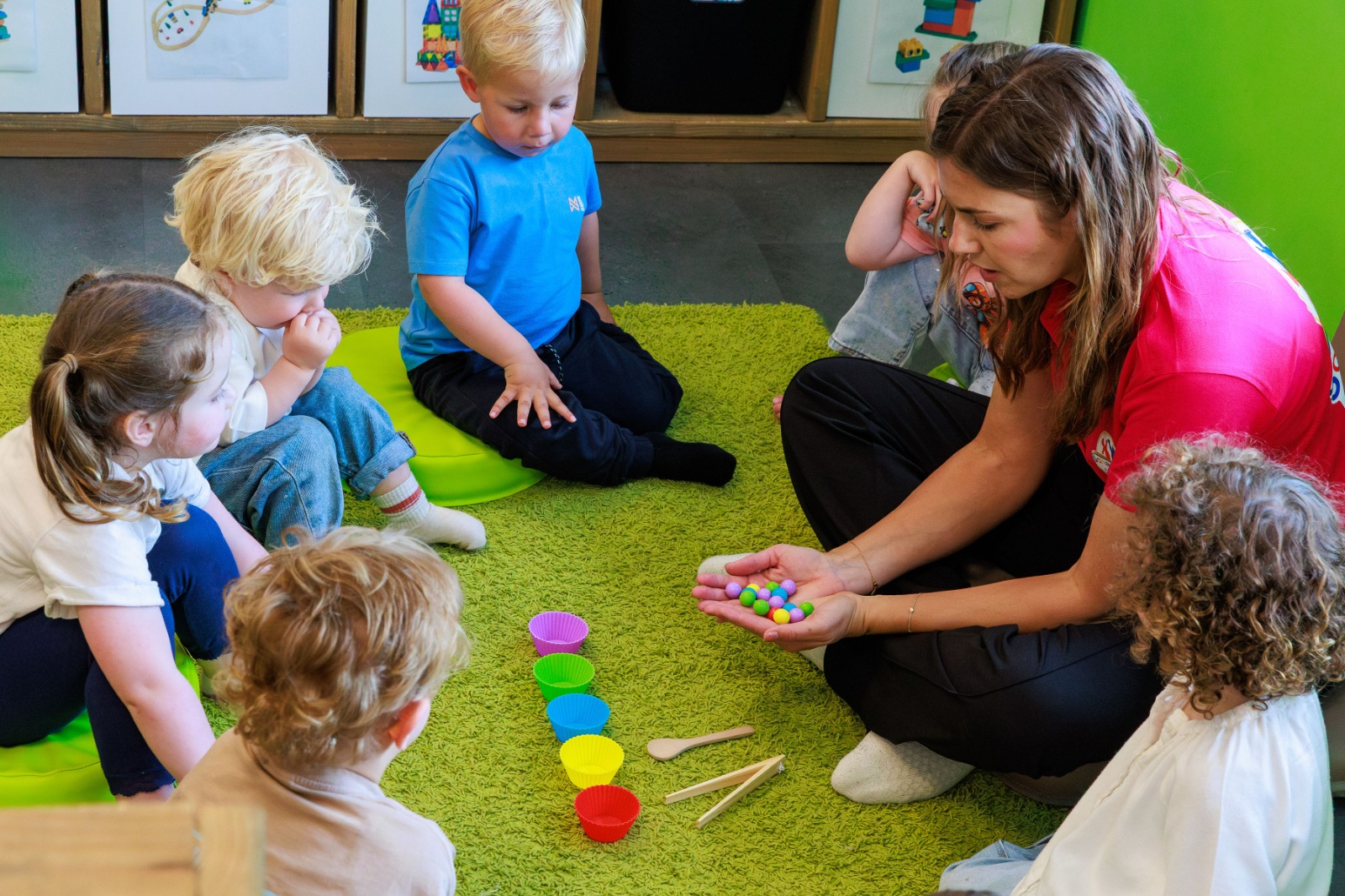Kinderen leren binnen met kleuren